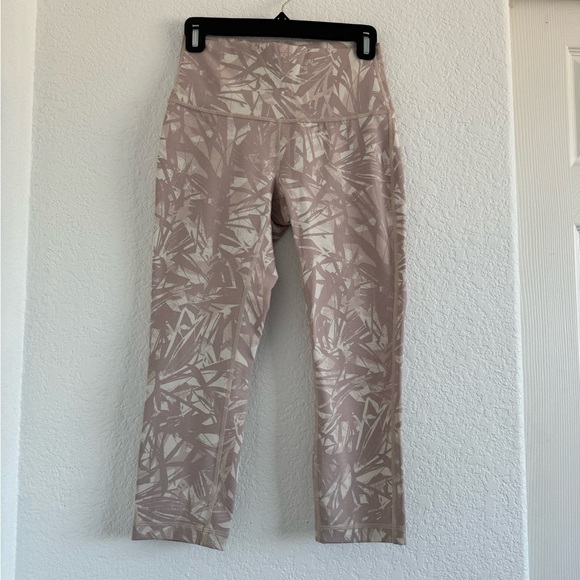 Lululemon Wunder Under Crop - Picture 3 of 5